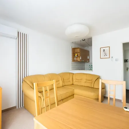 Metro Rondo Onz Yellow By Bookinghost Appartement